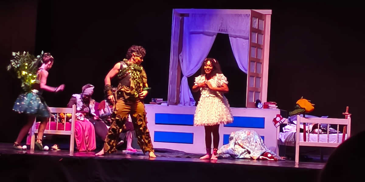 Peter Pan encanta alunos da rede municipal em espetáculo no Teatro Municipal de Bebedouro